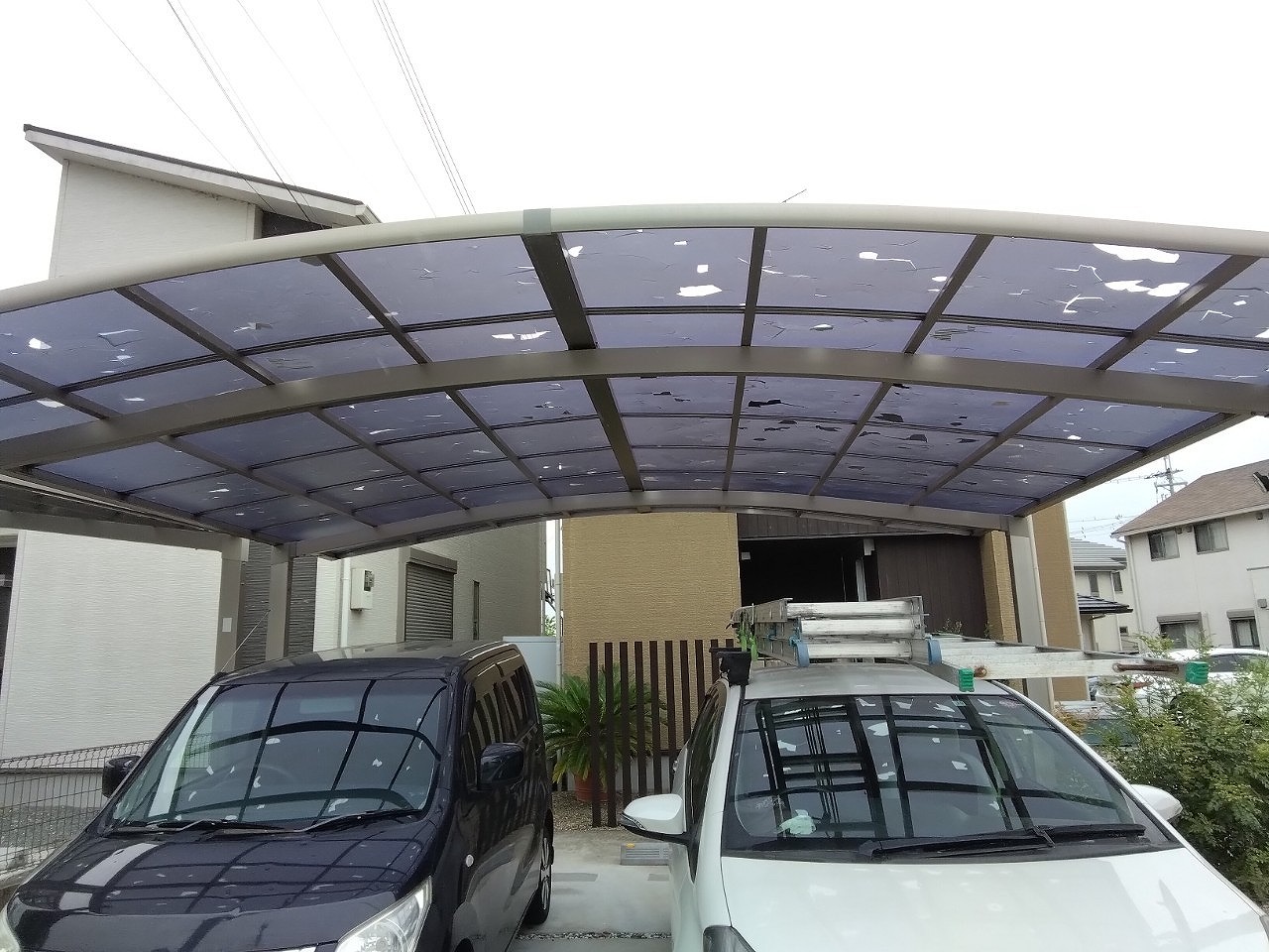 加古郡稲美町で雹災害！カーポートのポリカーボネート屋根に無数の穴修理事例